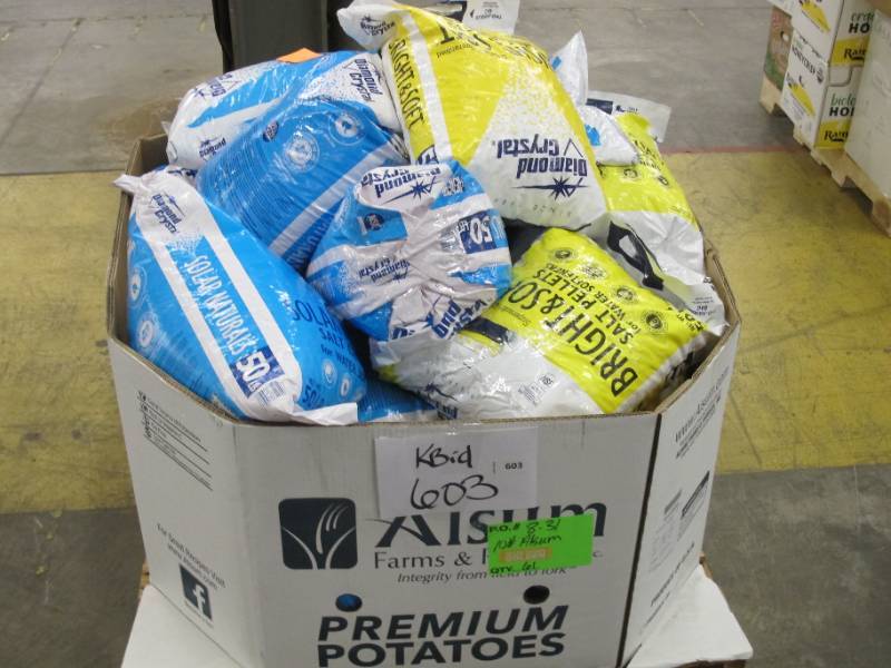 lot 603 image: Pallet of 1430 lbs Diamond Crystals Solar Naturals Salt Crystals for Water Softeners