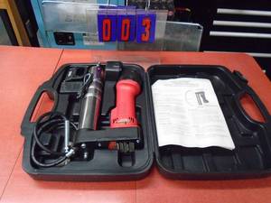 New T & E 12 volt cordless grease gun. Includes 2 batteries & 1 charger. As shown.