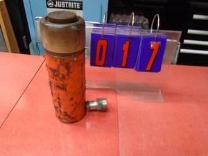 25 ton otc hydraulic ram. Used. Condition unknown. As shown.