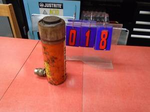25 ton otc hydraulic ram. Used. Condition unknown. As shown.