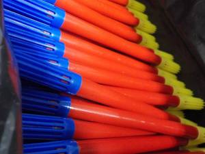 lot 386 image: case of 700 Blue InkYellow Markers...
