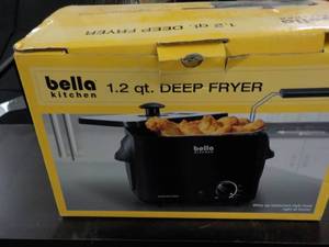 lot 46 image: Bella Kitchen 12 qt Deep Flyer loo...