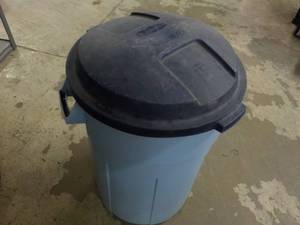 lot 71 image: Rubbermaid Roughneck 32 Gallon Garb...