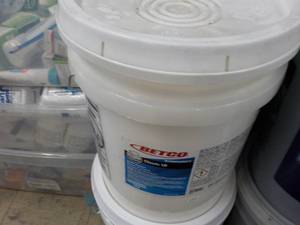 lot 87 image: 5 Gallon Pail Betco Simplicity Clas...