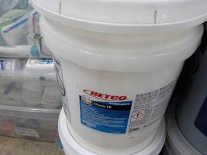 lot 88 image: 5 Gallon Pail Betco Simplicity Clas...