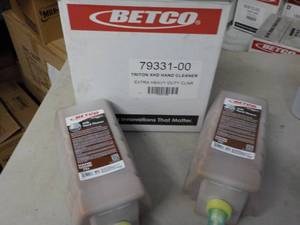 lot 151 image: 2 - 4 Liter Jugs Betco XHD Hand Cle...