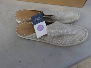 lot 157 image: Universal Thread Shoes size Womens...