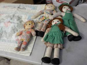 lot 169 image: Pillow Shams and Vintage Homemade D...
