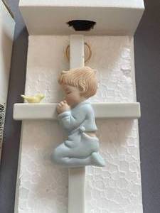 lot 47 image: Vintage Lefton Porcelain Cross with Praying Child 