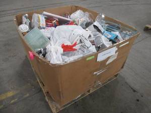 lot 300 image: MIXED PALLET OF MISCELLANEOUS KITCHEN UTENSILS, STORAGE ITEMS, COOKIE CUTTERS, DECOR AND MORE (Store Returns)