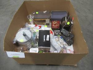 lot 454 image: MIXED PALLET OF MISCELLANEOUS KITCHENWARE, BIRDHOUSES, PICNIC BASKETS AND MORE