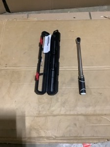 Husky 20 ft. lbs. to 100 ft. lbs. 38 in. Drive Torque Wrench. See Pictures