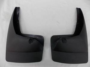 lot 896 image: NOS - Genuine GM Front Splash Guard Kit - Black - Fits 2007 to 2009 Chevrolet Tahoe, Suburban, Avalanche and GMC Yukon - Part No. 17802157