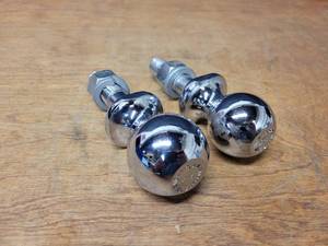 lot 845 image: NOS - 2 Hitch Ball - 3500 LB - 34 Shank and 1-78 Hitch Ball - 2000 LB - 34 Shank
