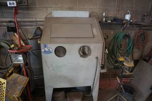 lot 11 image: Skat Blast Dry Blast Sand Blasting Booth With Electric Dust Collection System
