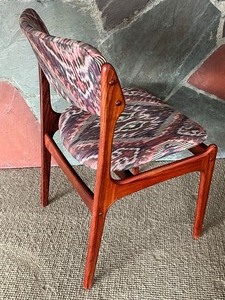 lot 4 image: Single Mid Century Style Chair