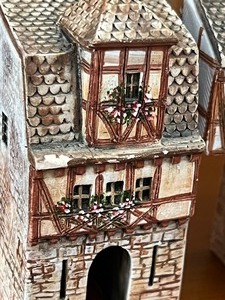 lot 25 image: (2) Gault Miniature House Figurines