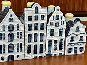 lot 24 image: (6) KLM Blue Delft House Figurine Collectibles