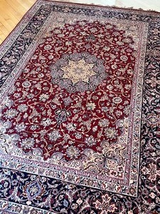 lot 21 image: Beautiful Vintage Area Rug