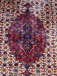 lot 13 image: Beautiful Vintage Wool Rug