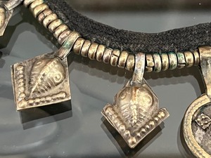 lot 89 image: Unique Metal & Cloth Choker