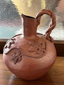 lot 87 image: Handcrafted Pottery Jug by Hank Sosin