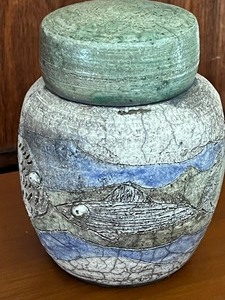 lot 86 image: Fish and Bird Motif Pottery Items