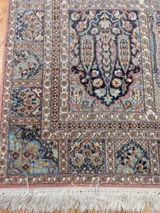 lot 53 image: Wool Accent Rug