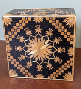 lot 152 image: Decorative Straw Trinket Boxes