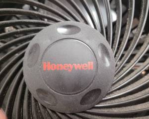 lot 202 image: Set of 3 Home Fans