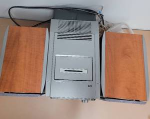lot 208 image: Panasonic 5CD Changer with Detachable Speakers