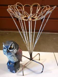 lot 183 image: Rustic Lawn Ornament Plant Stand and Bird Deterrent Owl