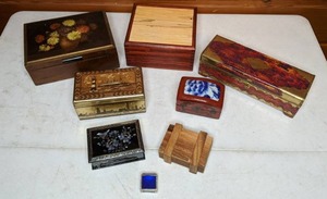 lot 114 image: Gorgeous Collection of (8) Vintage Decorative Boxes