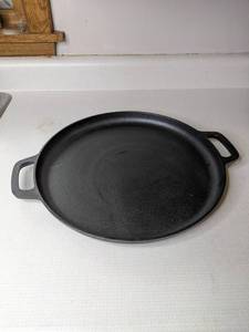 lot 45 image: Cuisinel Cast Iron 13 Pizza PanRound Griddle