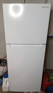 lot 7 image: White Insignia 10 Cu. Ft. Top-Freezer Refrigerator