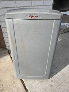 lot 124 image: Igloo HandyKool Electric Cooler