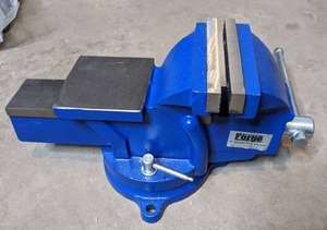 lot 15 image: Central Forge 5 Swivel Vise w Anvil