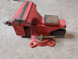 lot 16 image: Vintage 4 12in. Vise w Anvil