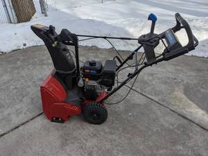 lot 4 image: Toro 724 QXE 212cc 1000 Snow Series Snowblower