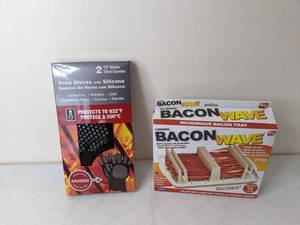 lot 230 image: Oven Gloves with Silicone Grippers and The Original Bacon Wave