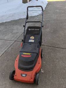 lot 318 image: Black and Decker 24 Volt Cordless Rechargeable 19 Mulching Mower