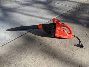 lot 200 image: Black & Decker Leaf Hog Leaf Blower