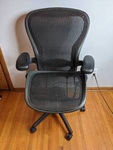 lot 362 image: Herman Miller Rolling Desk Chair