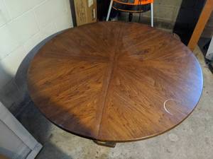 lot 43 image: Beautiful Solid Wood Henredon Set of 4 Chairs and Round Table