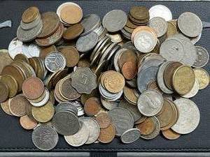 lot 9 image: 2 12 Pounds Foreign Coins