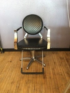 Salon Chair with hydraulic pump Black