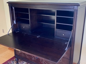 lot 5 image: Martha Stewart Signature Bernhardt Cabinet
