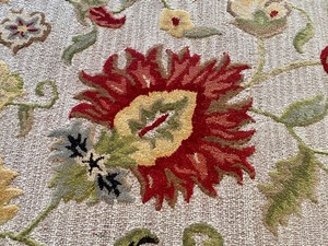 lot 2 image: Beautiful Area Rug