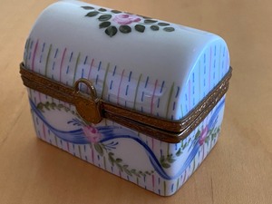 lot 10 image: Peint Main Limoges Trinket Box