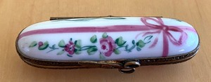 lot 11 image: Peint Limoges Needle Trinket Box
